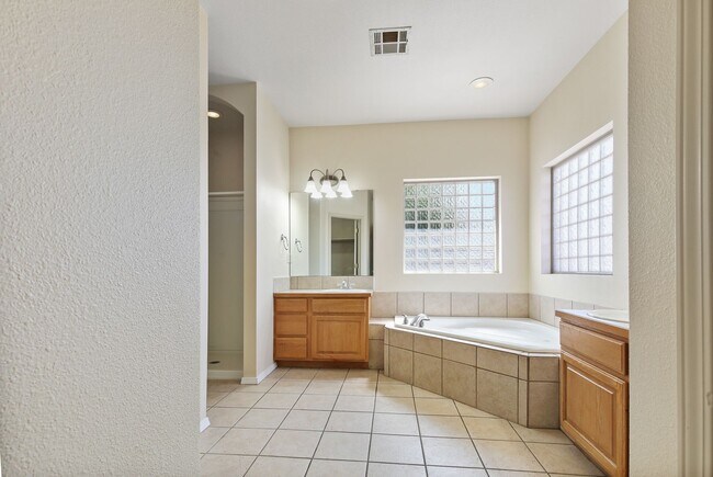 Building Photo - Conveniently Located 4 Bedroom 2 Bath Home