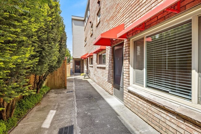 Building Photo - NEW, HIGH-END RENOVATED  1 bed / 1 bath at the Lydia in Ballard! In-Unit Laundry! 2 WEEKS FREE