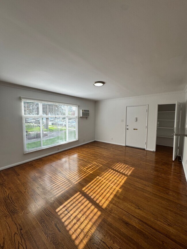 Building Photo - 5700 Hazeltine Ave