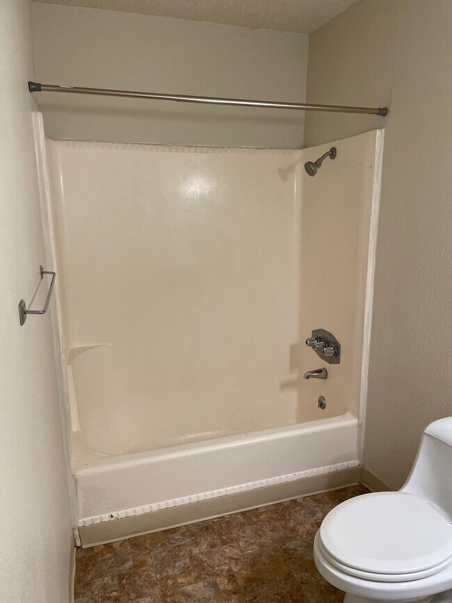 Building Photo - LOWER LEVEL 2 BED 1 BATH WITH FRESH PAINT AND NEW CARPET