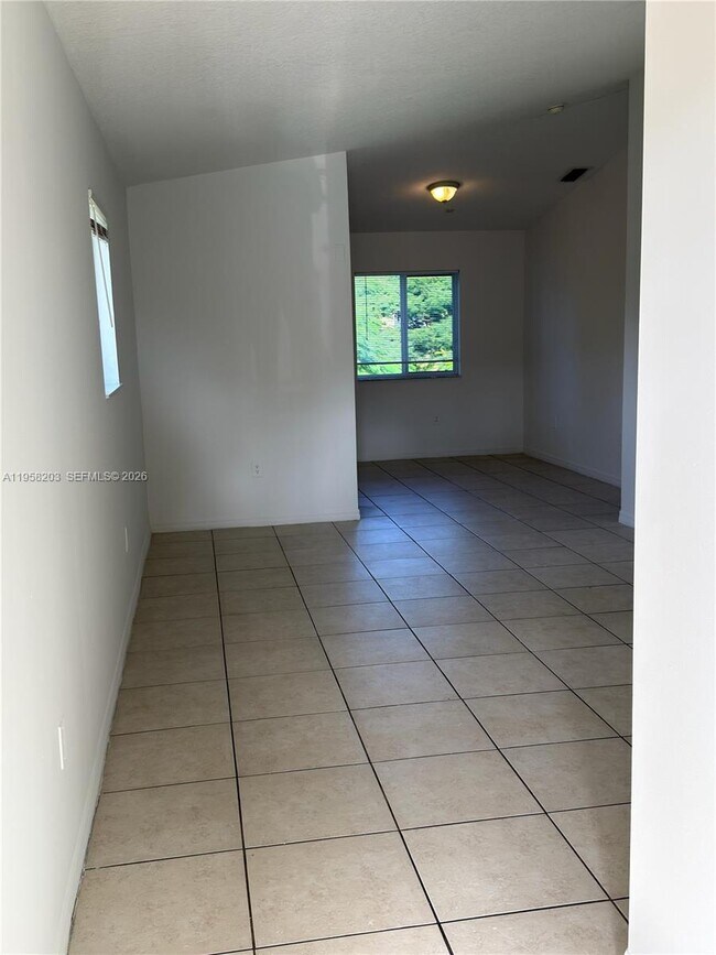 Building Photo - 930 NE 34th Ave