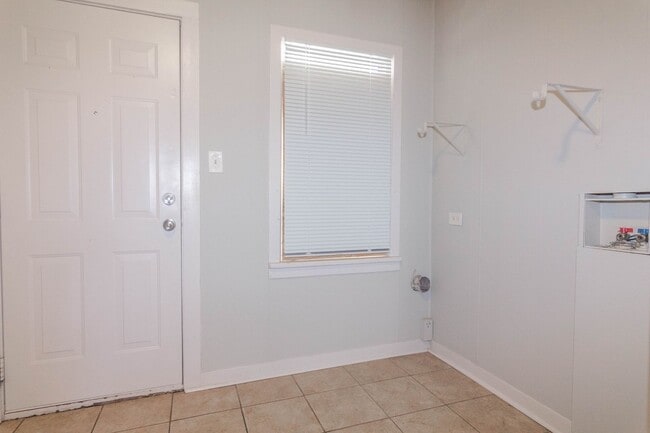 Building Photo - Pre-Leasing  - 2 bed 1 bath