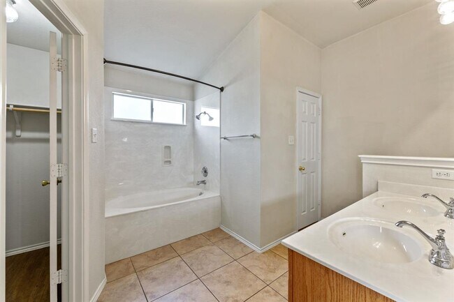 Building Photo - 4807 Golden Gate Dr