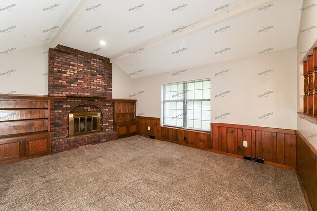 Building Photo - 205 SE Moreland School Rd