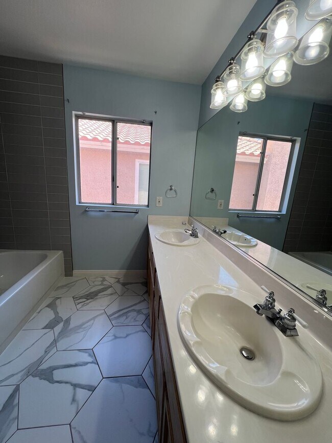 Building Photo - Beautiful Henderson Home!