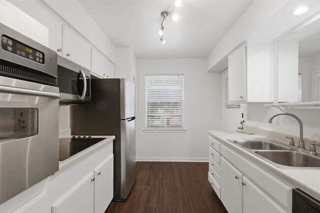 Building Photo - 3031 Mahanna Springs Dr
