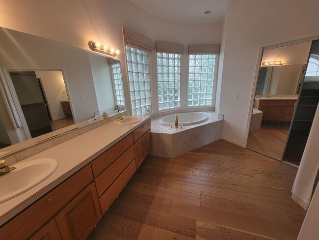 Building Photo - Perfect Family Home Near Badger Mountain –...