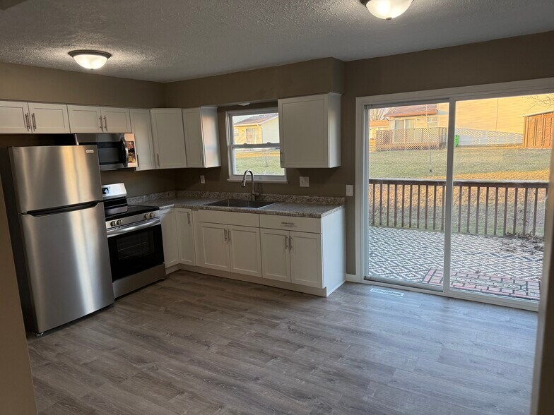 Building Photo - 1881 Lakeview Dr