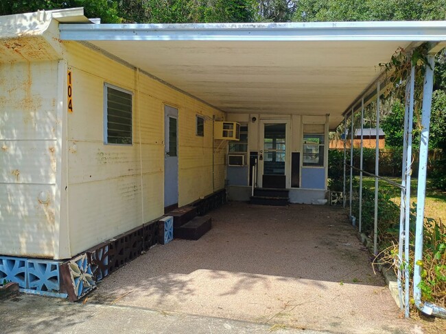 Building Photo - 2 bedroom 1 bathroom with HUGE bonus room