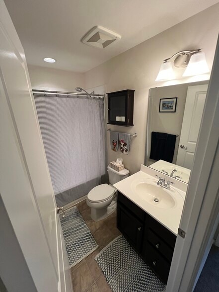 Second Full Bathroom - 2172 Whispering Hollow Ln