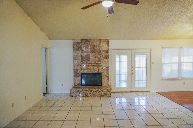 Building Photo - Universal City 3 Bedroom, 2 Bath, Single S...