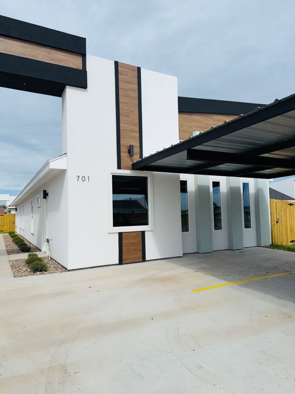 Building Photo - 701 N Onyx Ave