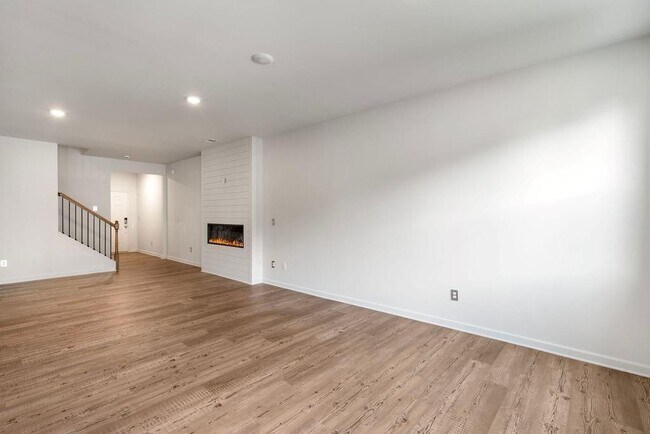 Building Photo - 420 Pt Pl Dr