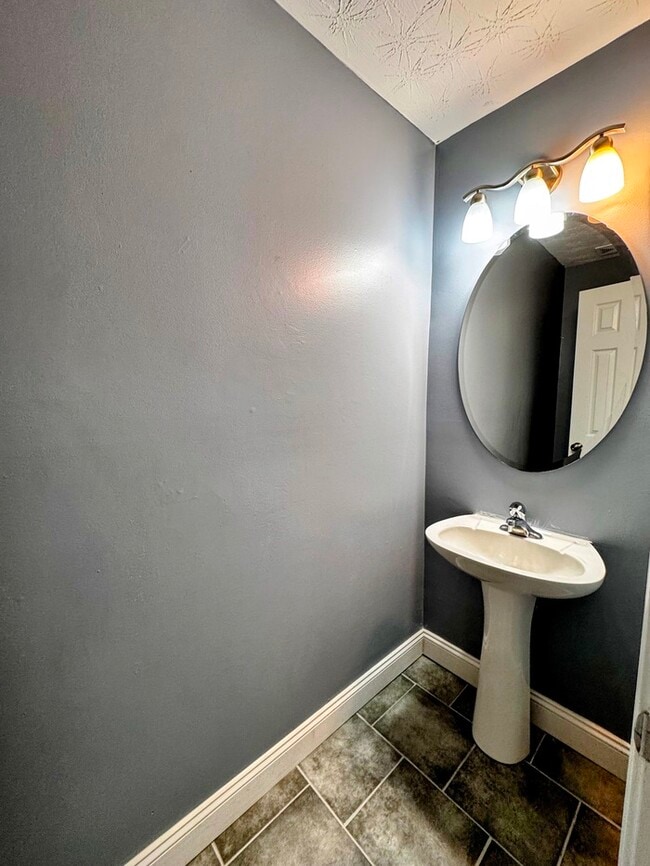 Building Photo - Spacious and cozy 3BR/2.5 bath townhome in...