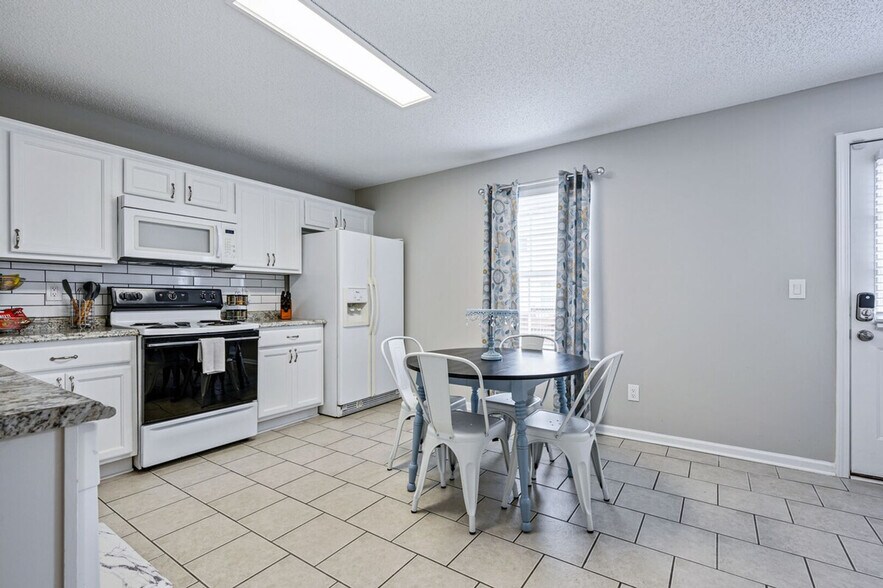 Building Photo - 49 Middlebrook Dr
