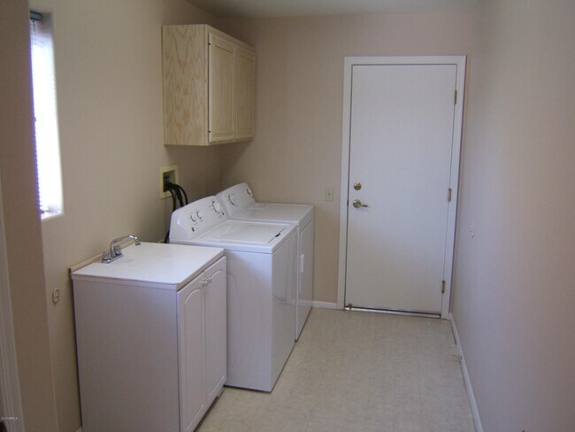 Building Photo - 15015 W Heritage Dr