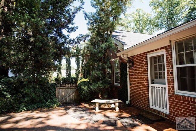 Building Photo - 285 Hampton Ct