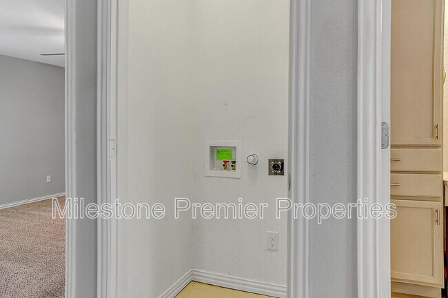 Building Photo - 1231 W Chestnut St