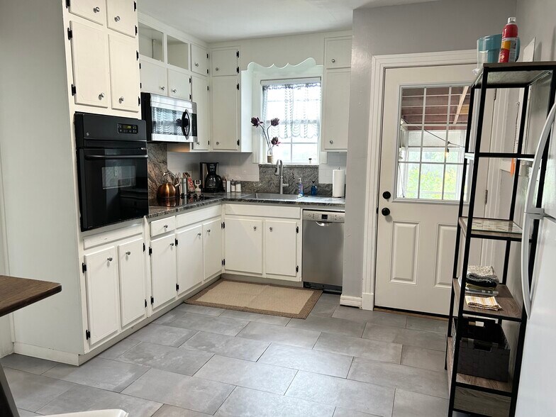 Small appliances, Toaster, Waffle maker, Blender, Crockpot, Rice Cooker, Coffee maker. - 5101 Blackburn St