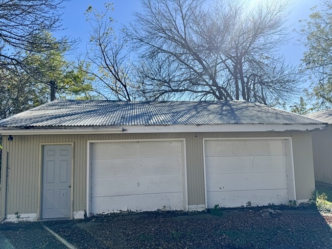 Building Photo - 530 Simon Ave W