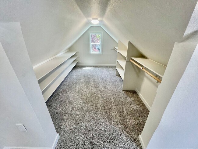 Building Photo - 5-Bedroom, 2 Bathroom Home with In-Unit Wa...
