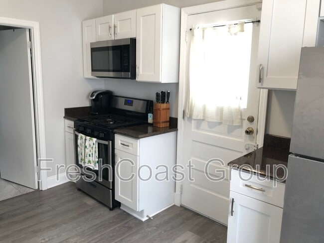 Building Photo - 2049 W 28th St