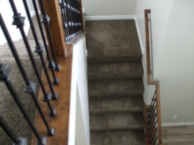 Building Photo - Beautiful  4 bed, 2.5 bath 2 car with extra deep bay and an additional office