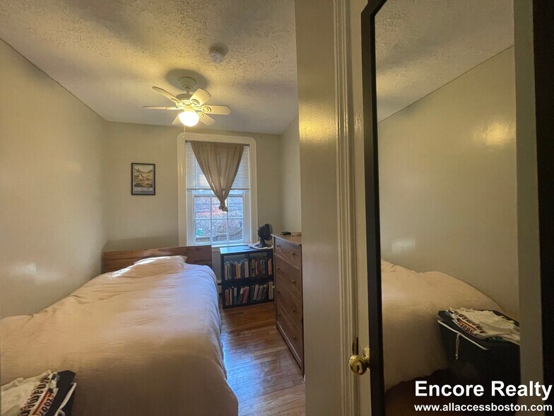 Building Photo - 41 Anderson St