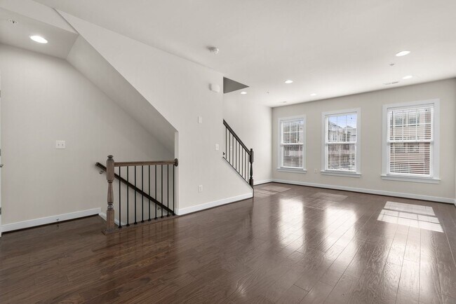 Building Photo - 3 Bed 4.5 Bath - Downtown Crown Townhouse ...