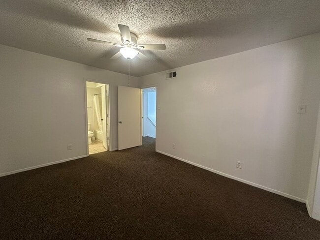 Building Photo - Charming 2-Bed Unit in Dallas! Community p...