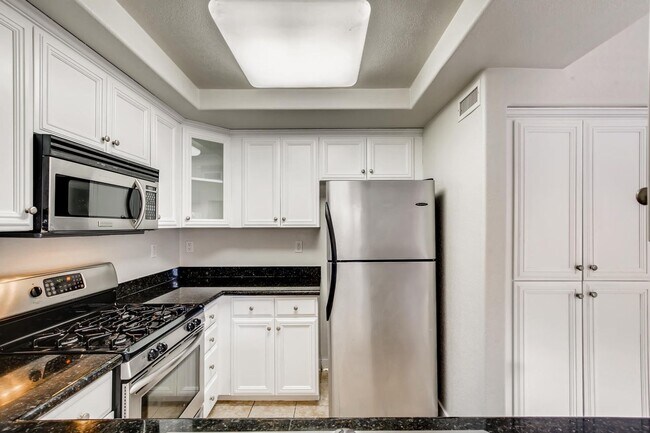 Building Photo - Spacious 2BR/2BA Top-Floor Condo in Gated ...