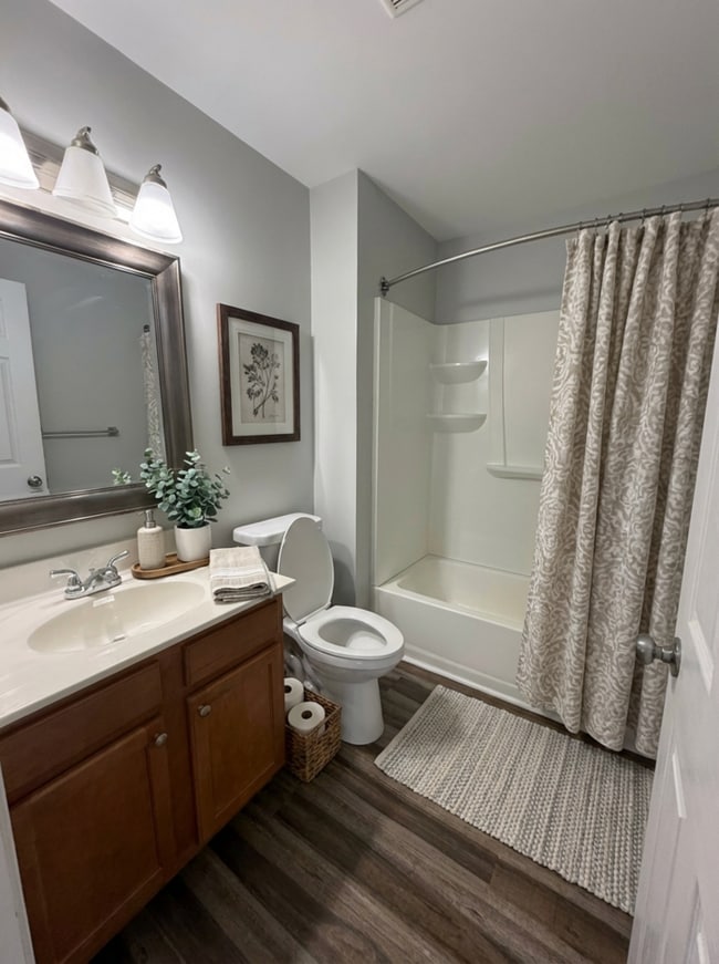 Building Photo - Townhome