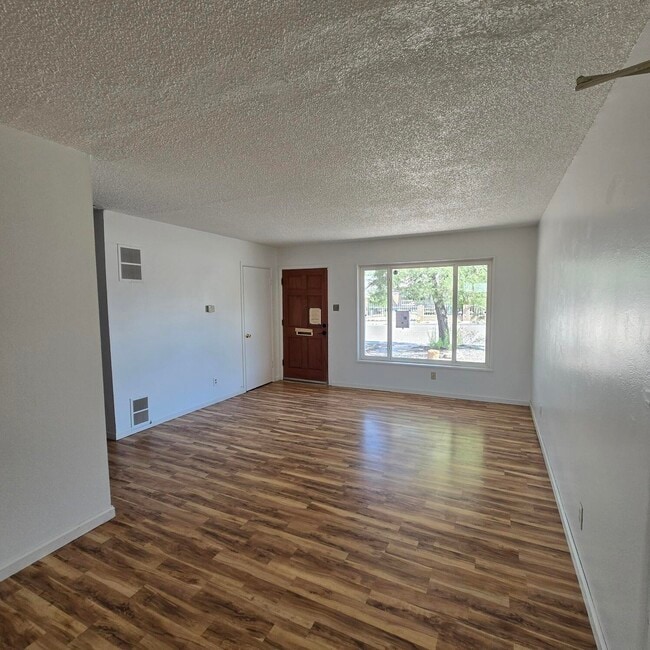 Building Photo - 3401 Sierra Dr NE