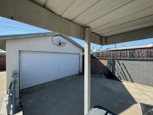 Building Photo - 3 Bed 2 Bath Home!