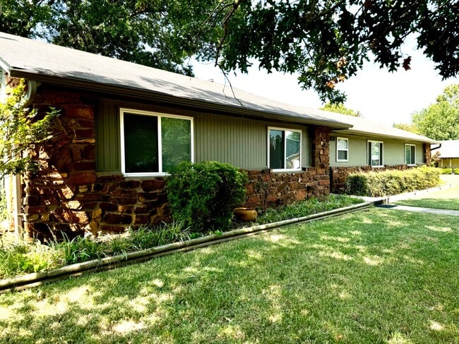 Building Photo - 601 Rosewood Ct