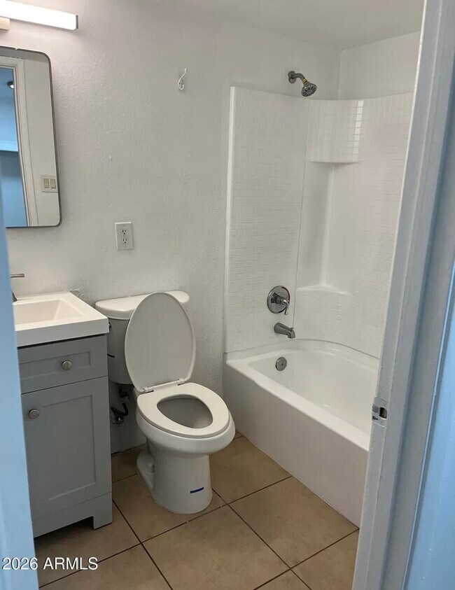 Building Photo - 604 S Bellview