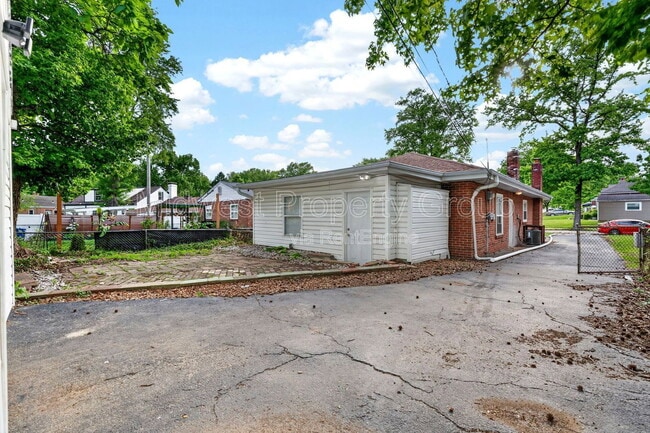 Building Photo - 2352 Rockdale Ave