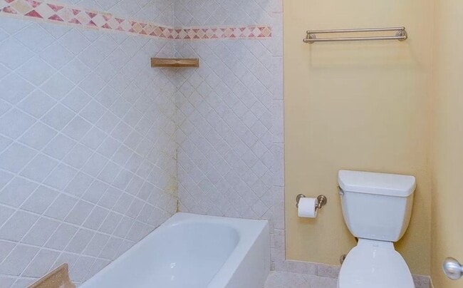 Building Photo - 2 Bed/ 2.5 Bath Townhouse