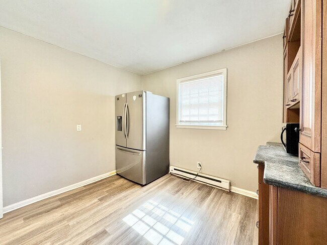 Building Photo - 1006 East Side Dr