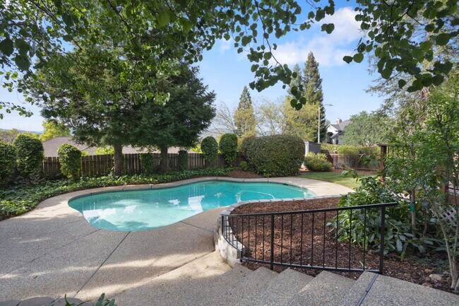 Building Photo - Gorgeous Executive Level Home 4 beds 3 baths close to hospitals and courthouse