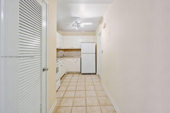 Building Photo - 124 NE 19th Ct