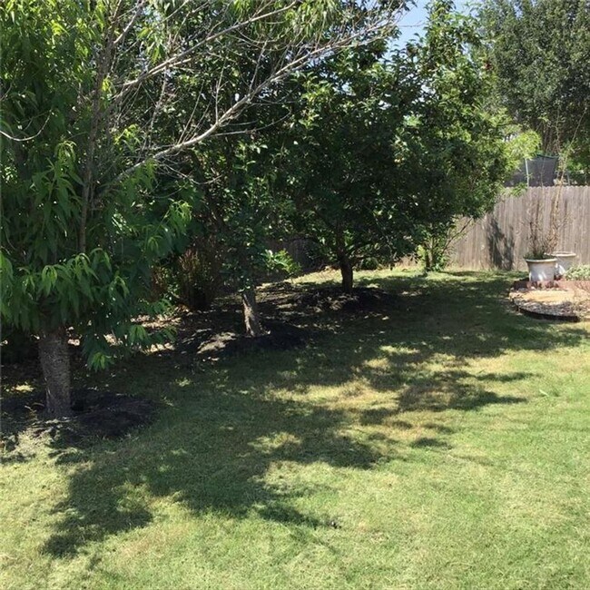 Building Photo - Extensive solar panels resulting in minimal to no electric cost. Dont Miss out!