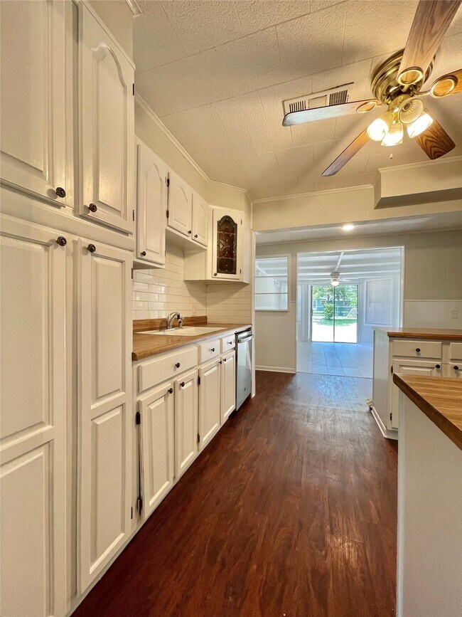 Building Photo - 1112 Southampton Dr