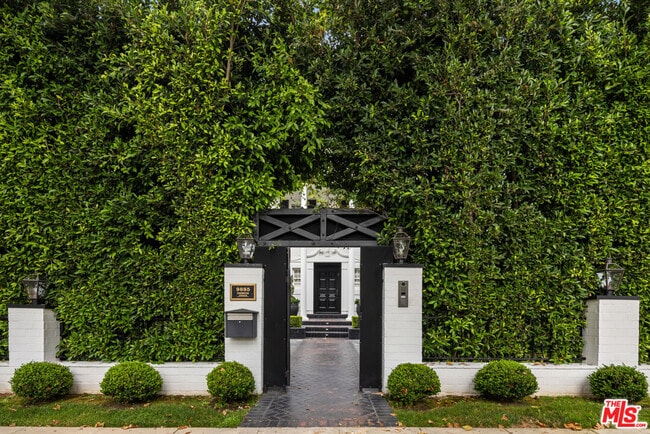 Building Photo - 9885 Carmelita Ave