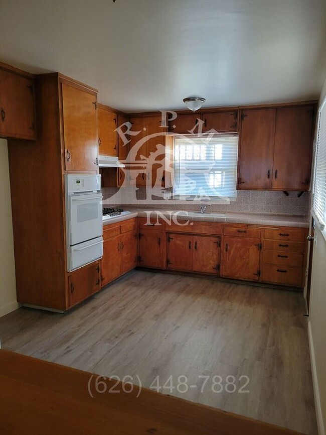 Building Photo - Spacious 2-Bedroom, 1-Bathroom Single-Leve...