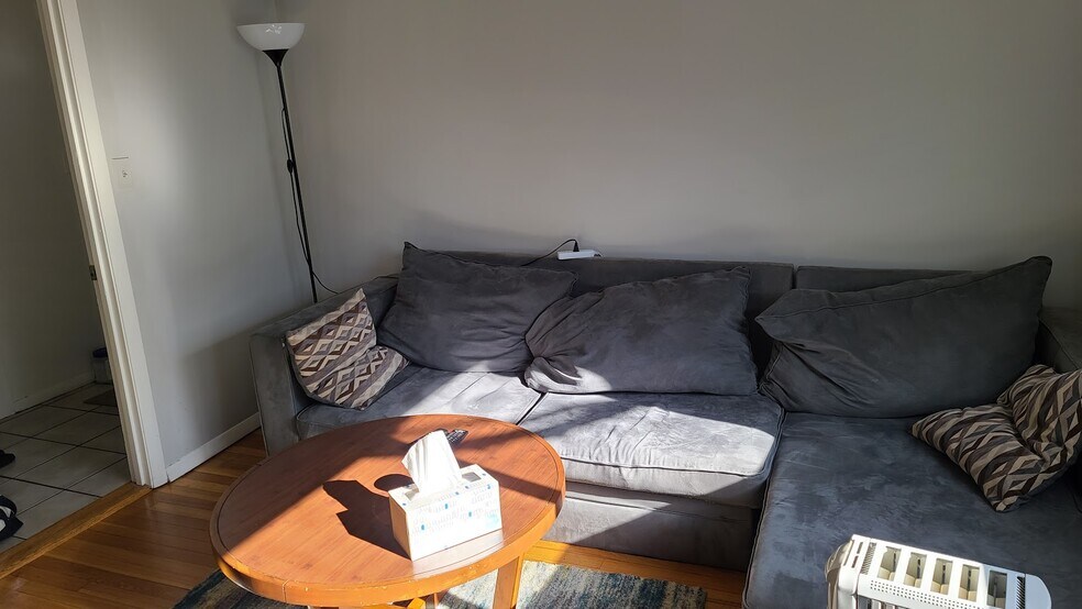 Building Photo - 19 Hunting St