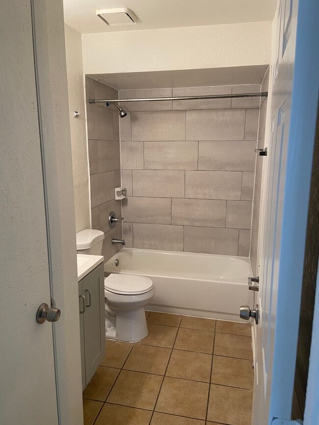 Building Photo - 2 Bedrooms 1 Bath Duplex