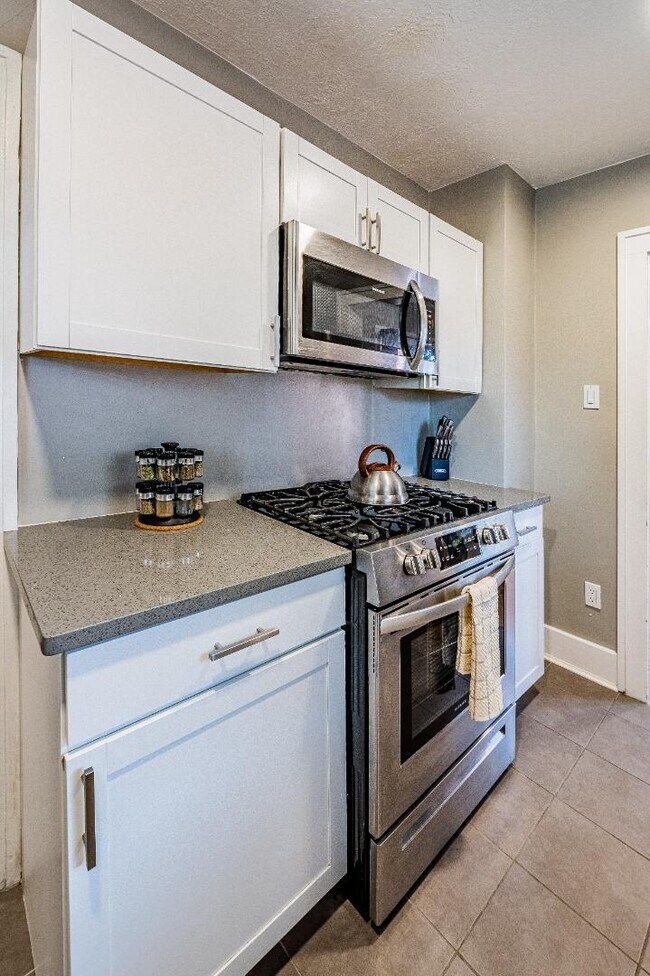 Building Photo - 722 Marquette Ave NW