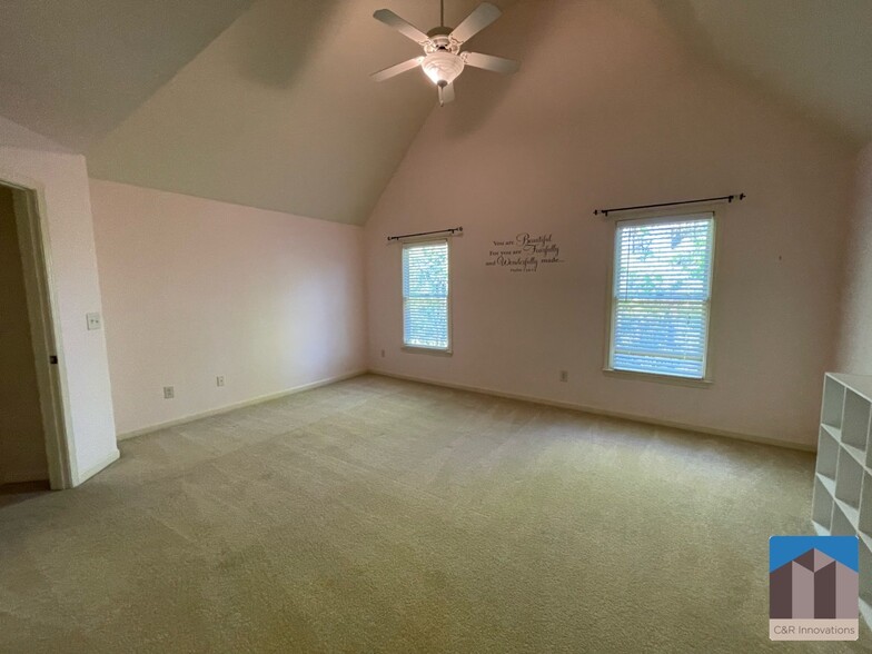 Building Photo - 1377 Greencrest Ct