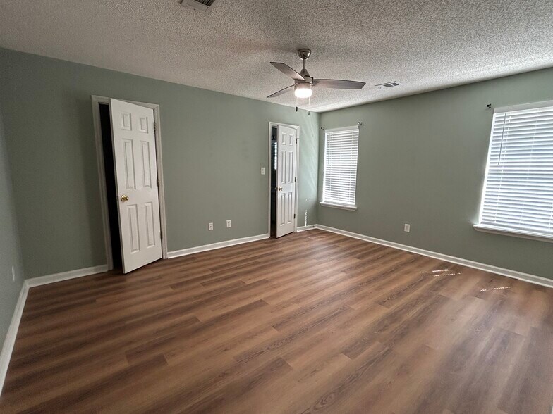 Building Photo - 111 Mockingbird Dr
